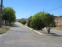 Calle boulevard con vistas hacia las Sierras de Saavedra