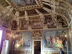 Vista de la Sala de la Fortuna con el techo empinado en perspectiva de Viviani.