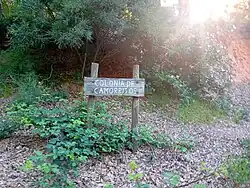 Nombre del poblado en la señal que indica la entrada a la zona urbanizada