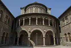 Parte posterior del Templo de Campus Oriente.