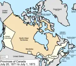 Mapa del país de Canadá el 20 de julio de 1871, que representa el sello postal de la provincia de Manitoba, junto con las provincias de Ontario (solo parte sur), Quebec, Nuevo Brunswick, Columbia Británica y Nueva Escocia en los Territorios del Noroeste de color blanco, que comprende las tierras que drenan en Hudson Bay y se representan en el color rosa. La zona conocida como Terranova, Labrador, Alaska y las islas del norte se representan en el color gris azulado, y no son parte de Canadá.