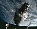 El Canadarm2 moviendo el Harmony a su posición en la ISS