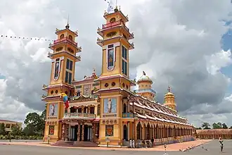 Este es el Templo de la Santa Sede (Thanh That Cao Dai), terminado en 1947, presenta una arquitectura única y un interior colorido.