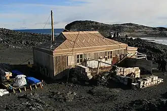 Vista de la cabaña de Ernest Shackleton en cabo Royds (SMHA).