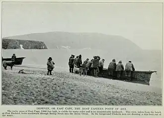 Nativo chukchi en Dezhniovo tirando de un umiak a la playa. La punta del cabo Dezhniov al fondo (1913).