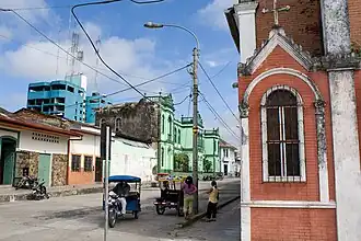 La capilla de la Consolidación con el colegio Fernando Lores Tenazoa atrás.