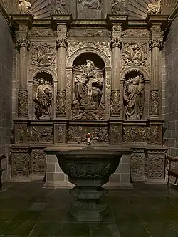 Capilla funeraria de Martín de Sarasa y Juana de Aranda (1569), situada en el muro de los pies. Ancheta realiza est magnífico retablo en alabastro policromado con original iconografía de la Santísima Trinidad.