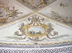 Detalle del techo: "Melior est dies mortis die nativitatis" (Ec. 7.1)