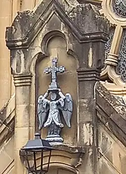 Imagen de San Miguel, en la portada del templo
