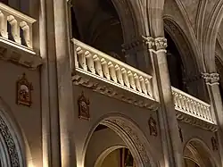 Galería sobre las naves laterales