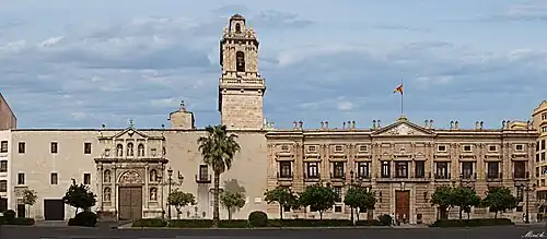 En el antiguo Convento de Santo Domingo, en la Plaza de Tetuán de Valencia está la Capitanía general de Valencia