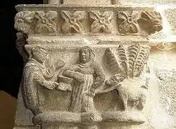 Monje recibiendo las ofrendas de una mujer.