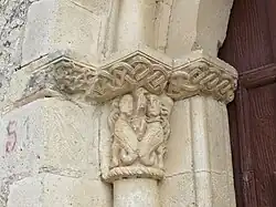 Uno de los capiteles de la Iglesia de Santa María Magdalena