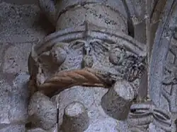 Cabezas de ángeles en el capitel de los troncos laterales del pórtico.