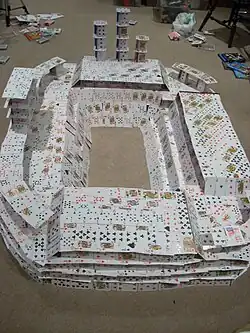 Un estadio de naipes, similar en su diseño a las estructuras de Bryan Berg.
