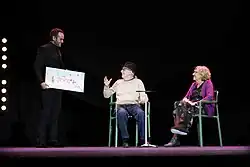 Juan Tamariz recibiendo el Premio Madrid Ciudad Mágica, junto a Jorge Blass y Manuela Carmena (2019)