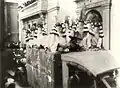 Carroza con mascaritas en el desfile de 1928, en la actual calle General Bravo con la calle Malteses, junto al Gabinete Literario.