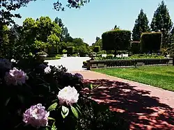 Vista del patio de entrada a través de los jardines, 2013.