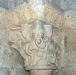 Capitel románico de la antigua portada.
