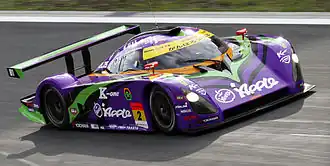 Una vettura da corsa a ruote coperte corre in pista