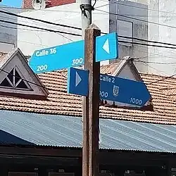 Cartel nomenclador con el nombre de las calles 2 y 36