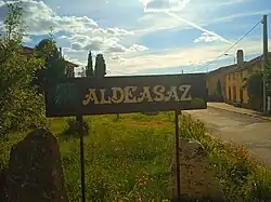 Cartel en Aldeasaz con un sauce dibujado en referencia al origen del nombre de la localidad.