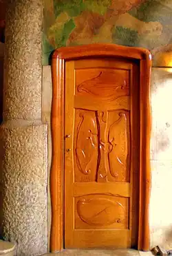 Puerta del piso principal
