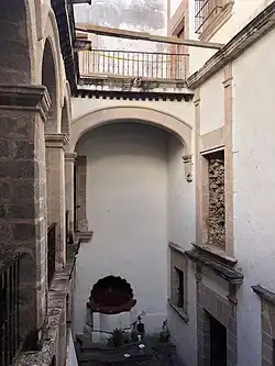 Balcones en la parte interior.