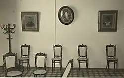 Salón de recepciones de la residencia. En las paredes se observan los retratos del general Eduardo Pérez Fabelo y su esposa Adela Luzardo de Pérez, así como también la corona donada por la Sociedad de Mutuo Auxilio de Maracaibo el día del entierro del general