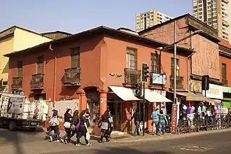Casa del Pilar de Esquina, en la esquina con Recoleta.