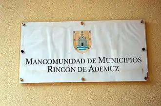 Placa de la Mancomunidad de Municipios Rincón de Ademuz en Casas Altas (2018).