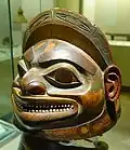 Casco tlingit, considerado una de las obras maestras de esta cultura.[43]​ Alaska, siglo&nbsp;XVIII.