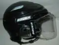 Casco de hockey sobre hielo, normalmente obligatorio.