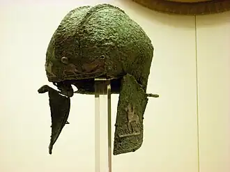 Casco de bronce de tipo «ilirio» con decoración aplicada en hoja de plata (530 a.&nbsp;C.)