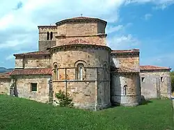 Colegiata de Santa Cruz de Castañeda, fachada oriental.