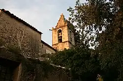 Vista del campanario de la iglesia de Sant Sadurní, adosada al castillo.