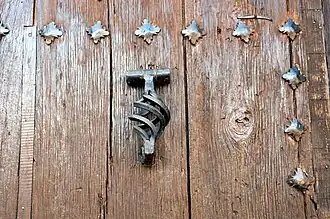 Detalle de herraje y clavos de forja en la puerta de entrada de la Ermita de la Virgen de Gracia (Castielfabib, Valencia), 2018.