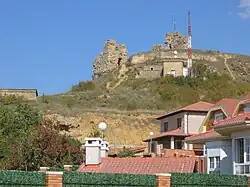 Vista general del castillo desde el casco urbano de Saldaña