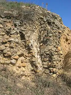 Muro de mampuesto de la barrera del segundo recinto