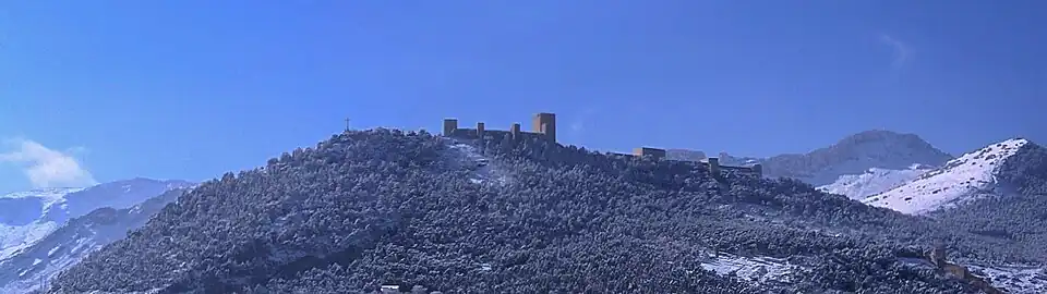 El cerro de Santa Catalina nevado. A su derecha, en primer plano, el Neveral. Detrás, La Mella. A la izquierda, Jabalcuz