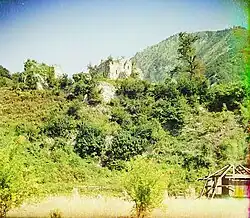 Castillo cerca del Bzipi (foto de 1905–1915)