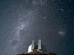 NTT bajo el cielo de la noche[3]​
