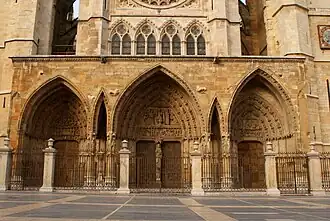 Triple pórtico occidental de acceso al templo