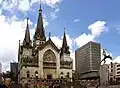 Catedral de Manizales y Monumento al Bolívar Cóndor en la Plaza de Bolívar.