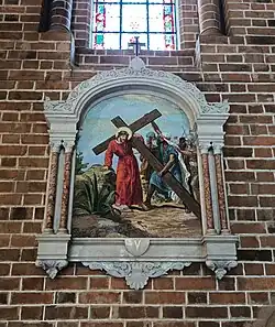 V Simón de Cirene ayuda a llevar la Cruz de Jesús