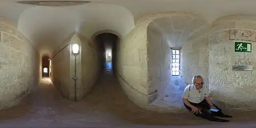 Rampas de subida a la torre y anchura de muro