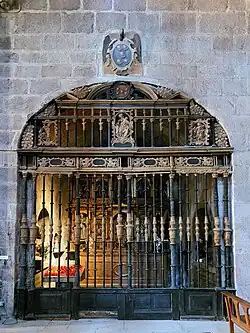 Capilla del Rosario y reja.