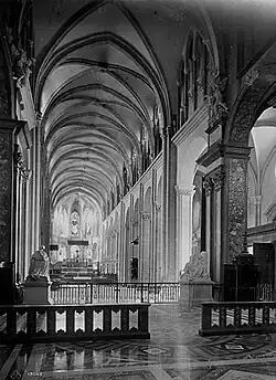 Imagen de la nave central de la Catedral de San Juan de Besançon, en 1893