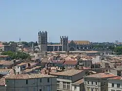 Vista lejana de la catedral desde el Corum
