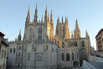 Exterior, con la gran capilla del Condestable en primer plano, el cimborrio detrás y al fondo una de las torres